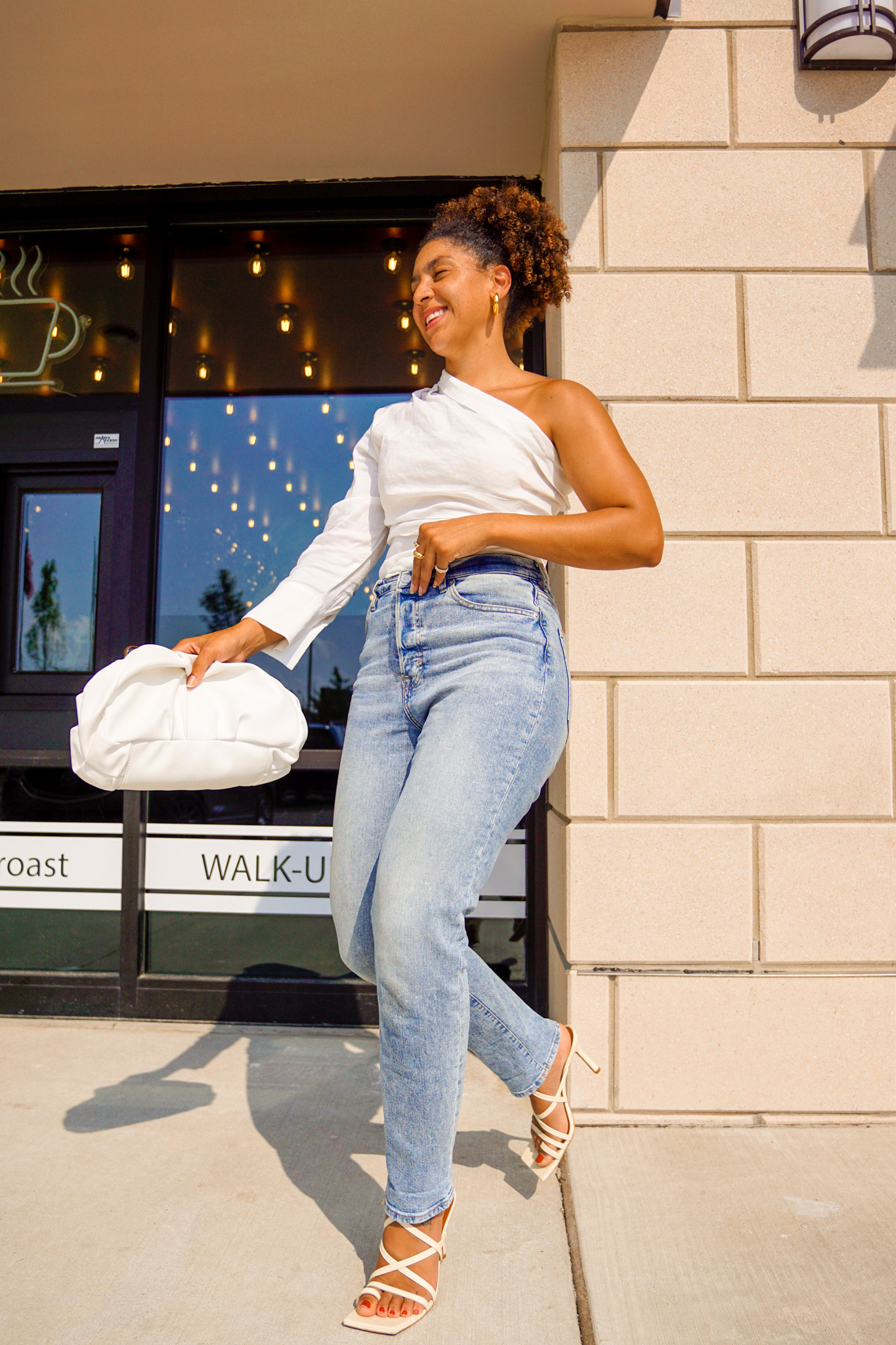 Where to Find Mom Jeans for Pear Shaped Women + Outfit Ideas